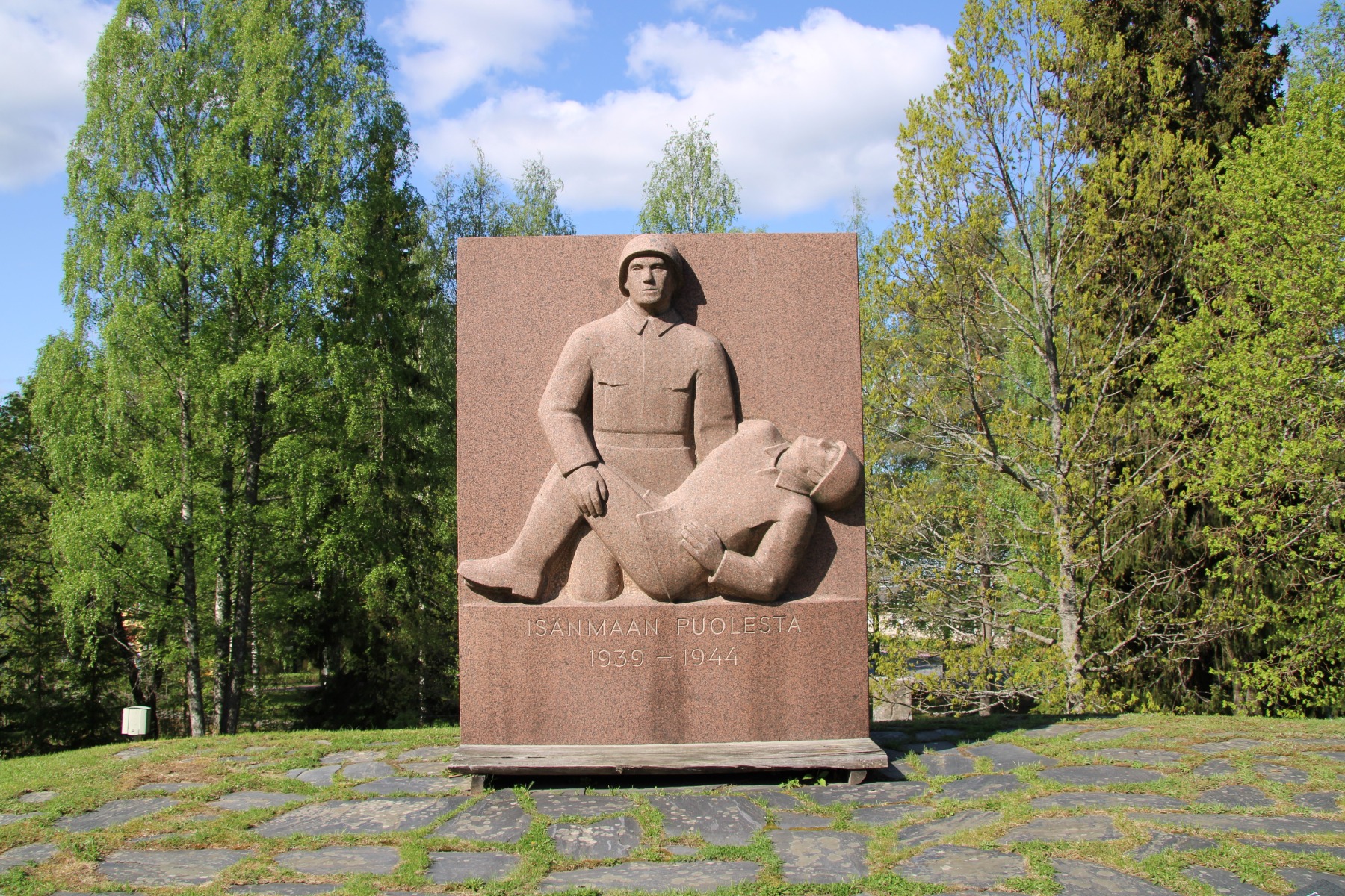 Kuvassa Sankaripatsas Savitaipaleen sankarihautausmaalla.